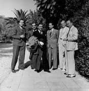 EFA cliché n° N579-013 : J. Roger (3e à gauche) le 7 septembre 1940, jour de son départ de l'EFA, avec H. Ducoux (1er à droite).