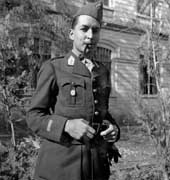 EFA cliché n° N512-011 : P. Amandry en uniforme militaire, 1939.
