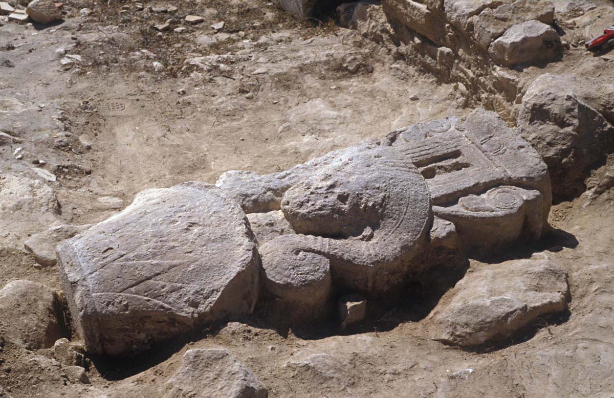 Stèle hathorique en remploi dans un mur paléochrétien, 1987 (A. Hermary / Archives EFA, Y.1042)