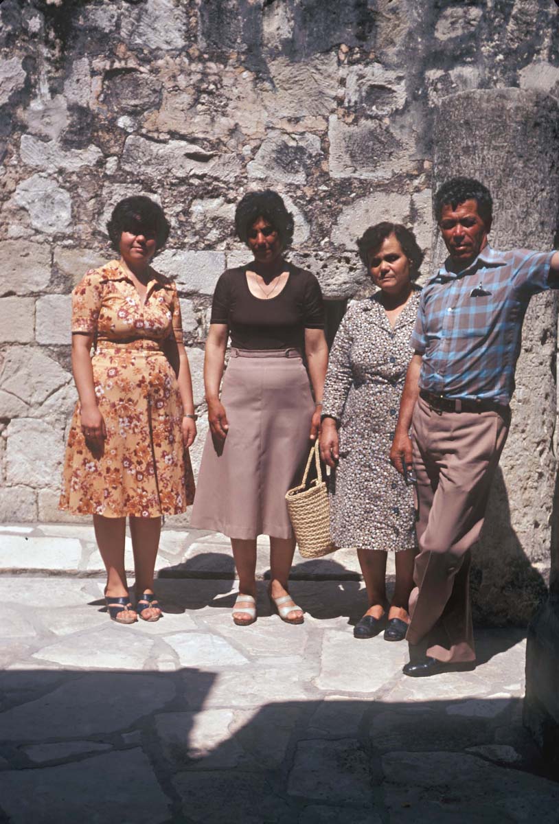 Kypros Tsangarides et sa famille, 1979 (F. & A. Hermary / Archives EFA, Y.2574)