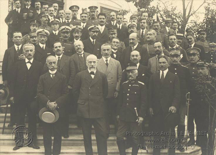 Fin 1916- Membres du gouvernement provisoire d'E.Vénizelos sur le perron de la Villa Kapadji