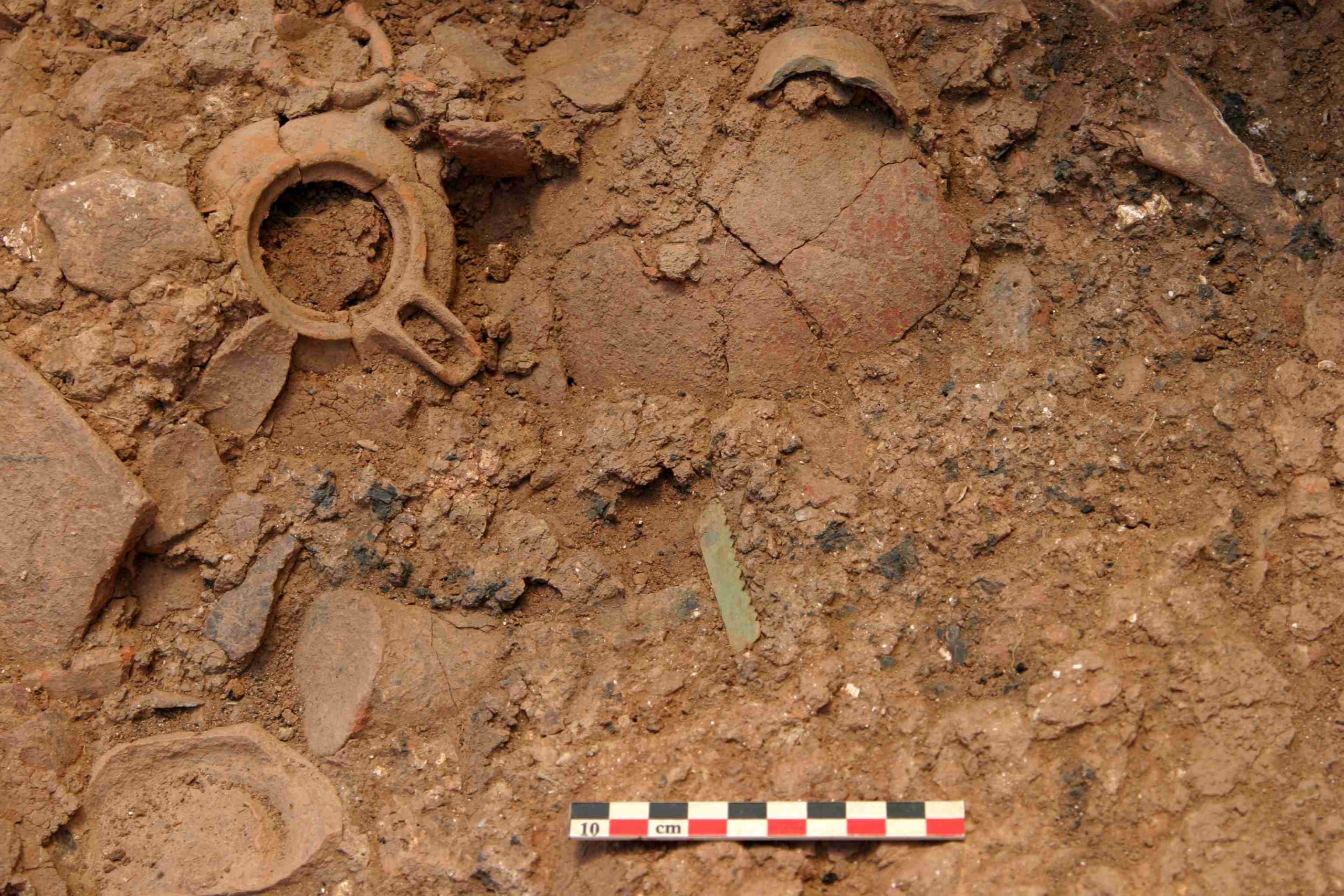 Fig. 8 Espace 17 en cours de fouilles : lame de petite scie en bronze dans le dépôt MM IIB 