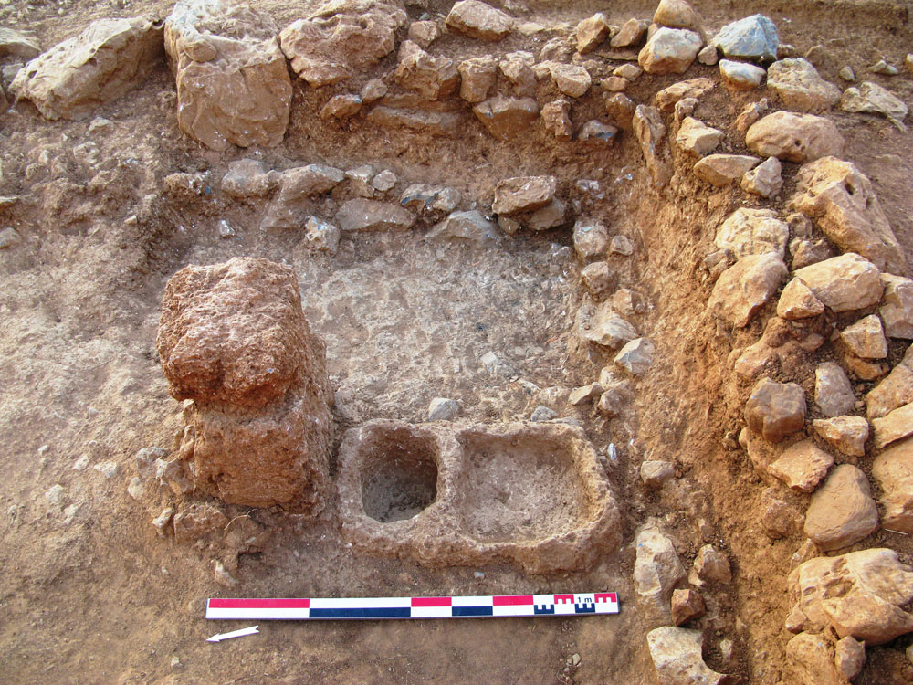 Fig.9 10. Espace 28, pilier et bloc à double cavité en fin de fouilles 