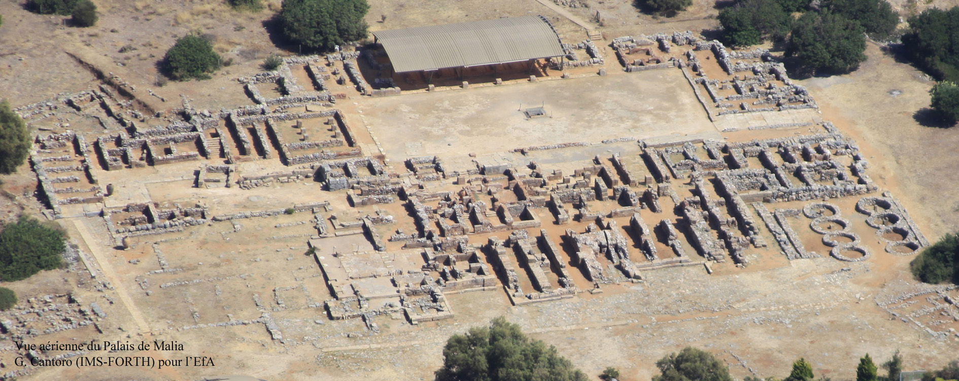 Figure 2. Vue aérienne du Palais de Malia, depuis le Nord-Ouest. Cliché G. Cantoro (IMS-FORTH) ©EFA