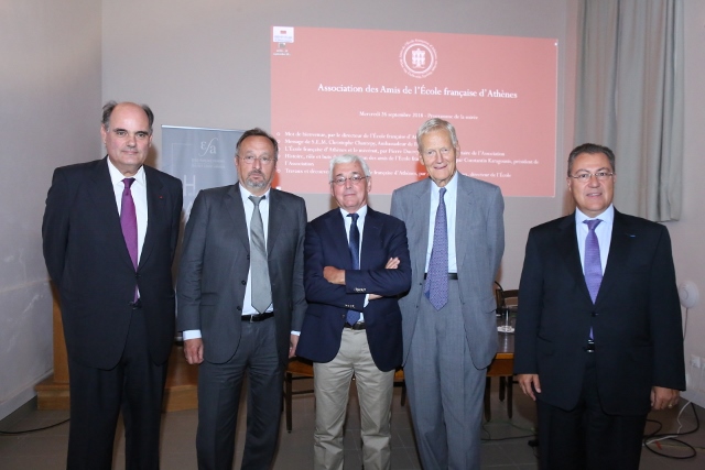 De gauche à droite: Th. Fortsakis (professeur, membre du CA de l'AEFA), S.E.M. Christophe Chantepy (Ambassadeur de France en Grèce), Al. Farnoux (directeur de l'EFA, vice-président de l'AEFA), P. Ducrey (archéologue, secrétaire de l'AEFA), C. Karagounis (avocat, président de l'AEFA)