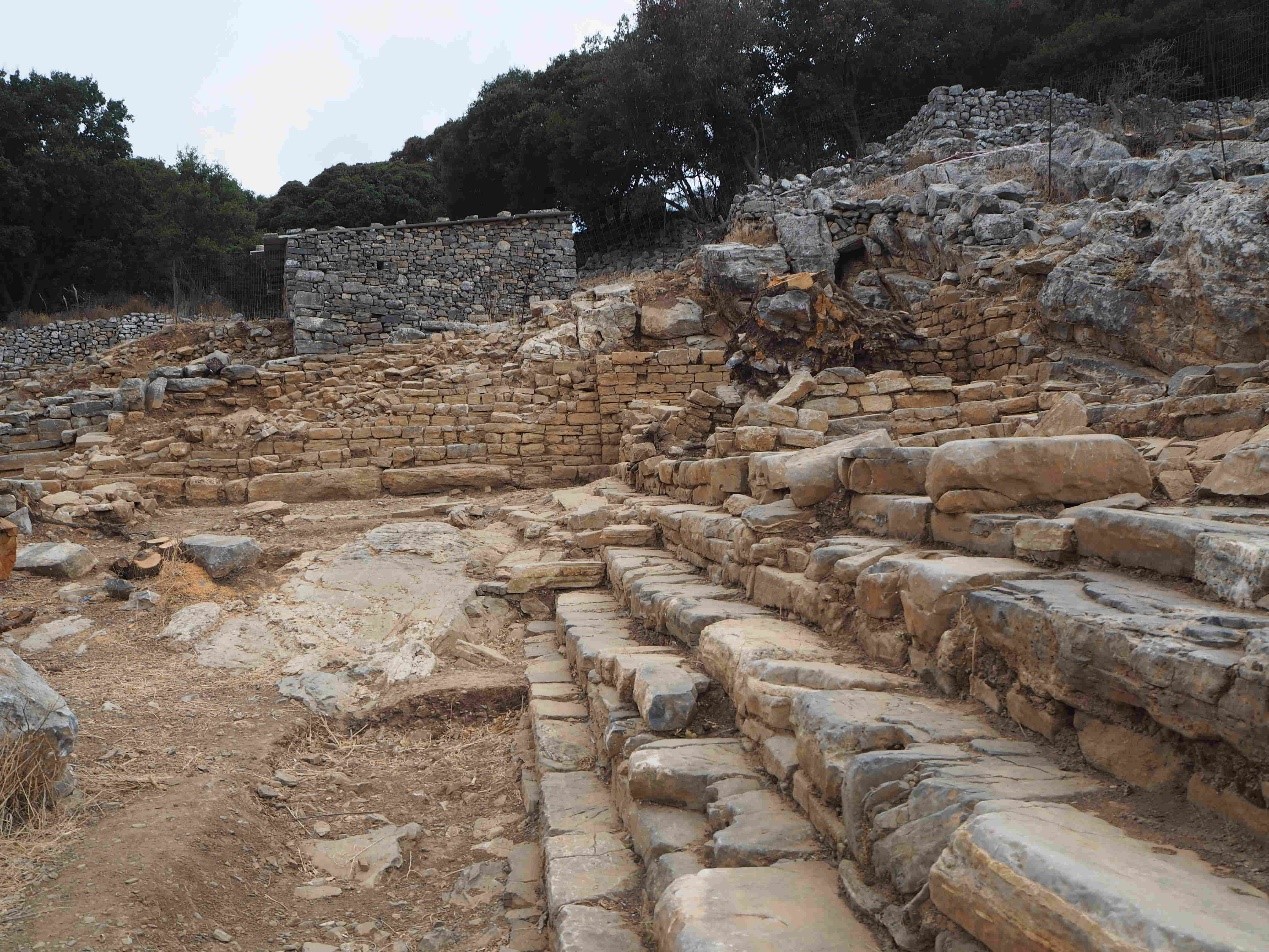 Agora, vu vers le Sud avec au fond l’édifice moderne protégeant le temple archaïque (cliché EFA)