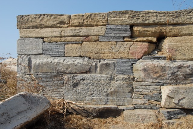 L’extrémité ouest du mur sud de l’hestiatorion des Kéiens (GD 48) : parement composé de grands blocs de gneiss de Rhénée et d’empilements de plaquettes de marbre de Kéos (cliché EFA, J.-Ch. Moretti)