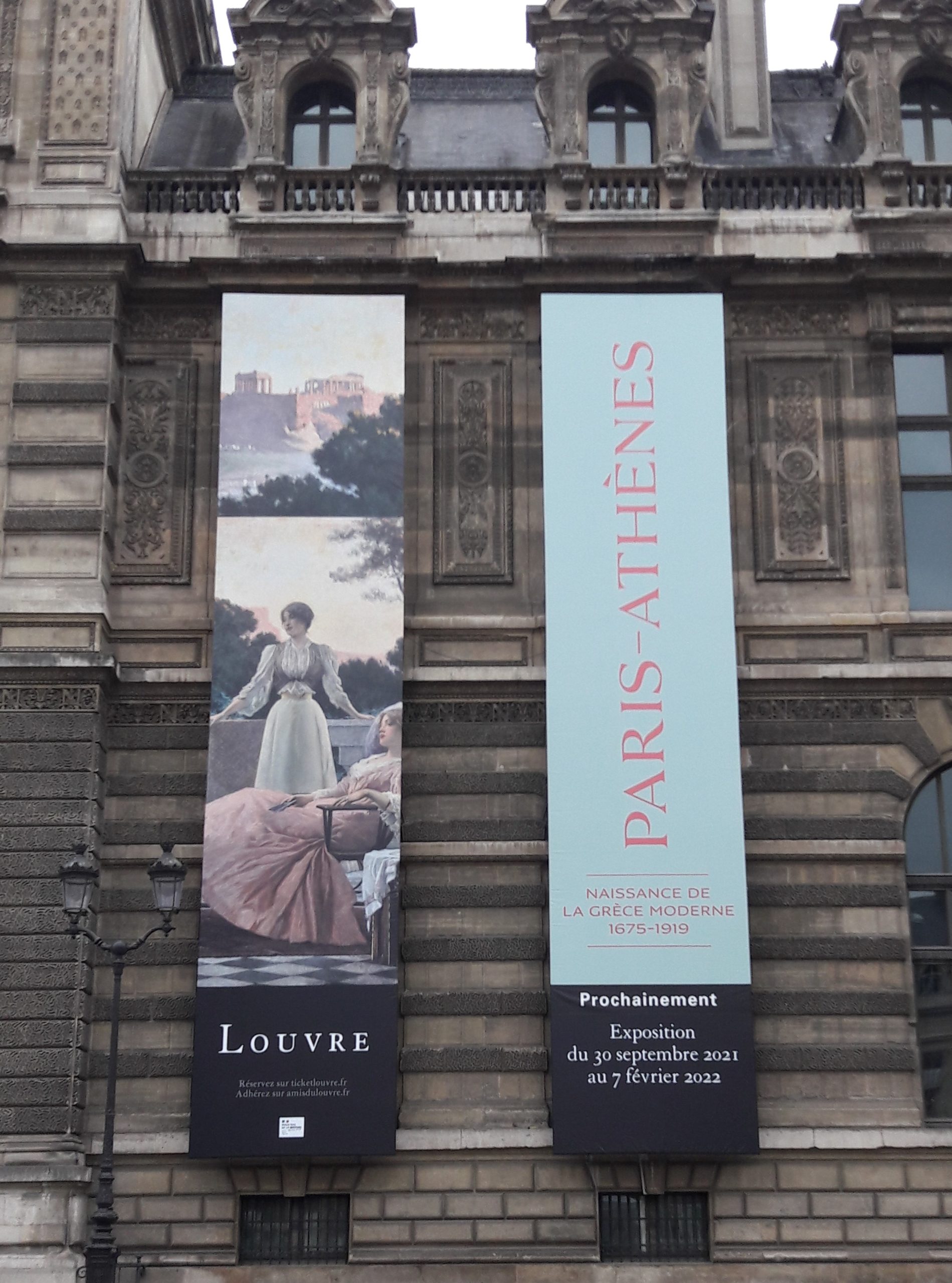 Affiche annonçant l’exposition sur les façades du Musée du Louvre