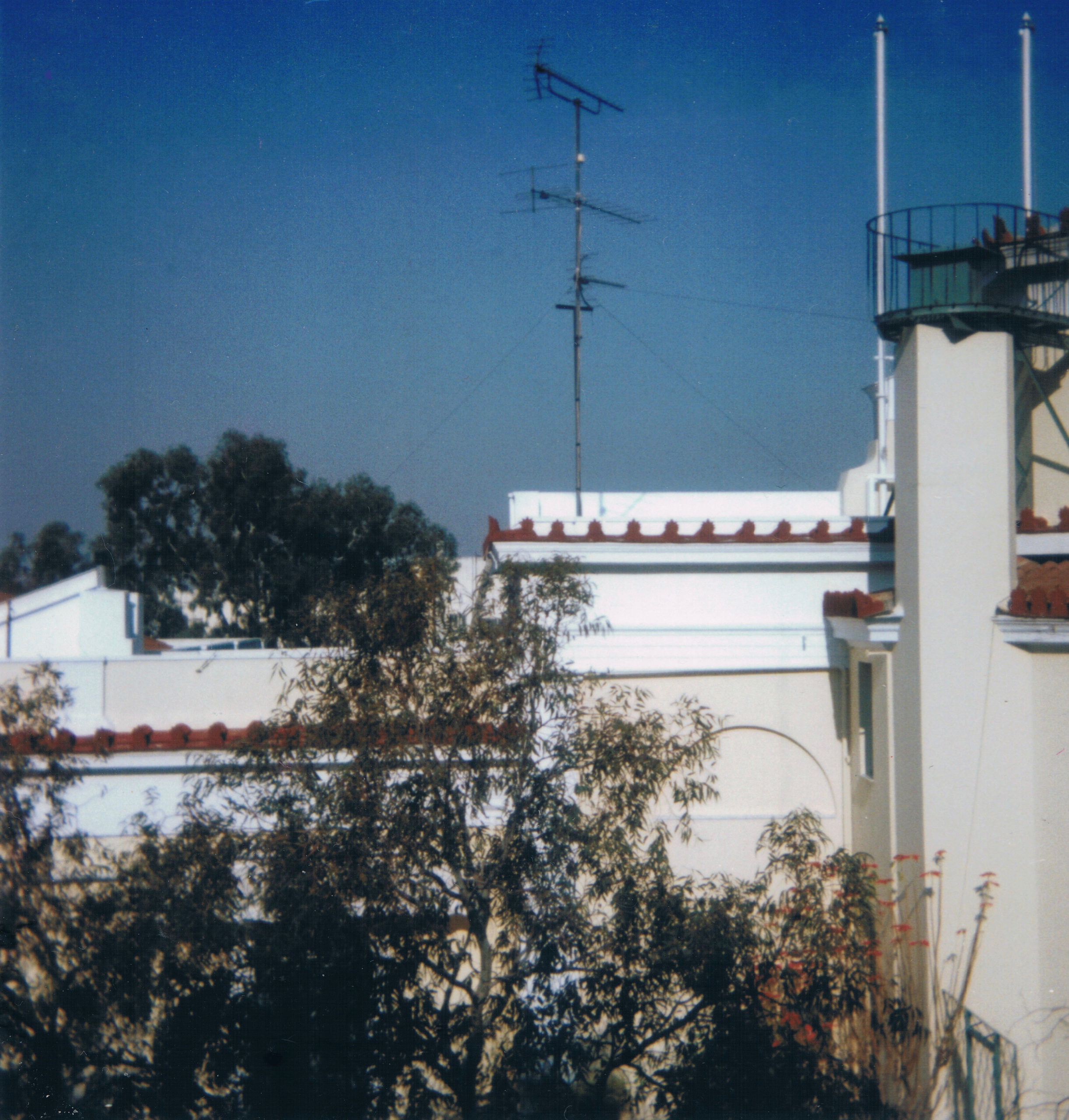 Le toit et la terrasse de la bibliothèque vus depuis la fenêtre de la chambre 16 de l’Annexe, février 1997 ©Marie-Cécile Navet
