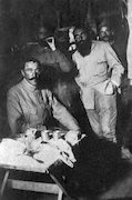 J. Chamonard, au troisième plan, durant la première guerre  mondiale.  J. Chamonard, στο τρίτο πλάνο, κατά τη διάρκεια του Πρώτου  Παγκοσμίου Πολέμου. / EFA FJC P 4