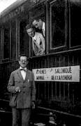 F. Chapouthier, P. Collart,  membre suisse et H. Seyrig à  la gare d'Athènes en juillet  1923. Οι F. Chapouthier, P. Collart,  μέλος από την Ελβετία, και ο  H. Seyrig στον σιδηροδρομικό  σταθμό των Αθηνών τον Ιούλιο  του 1923. / EFA N447-006