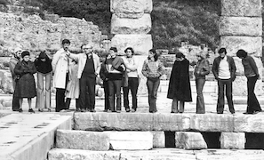 Delphes, mars 1978. D. Feissel, J. Vitsiloyanni, M.-C. Hellmann, R. Laffineur, A. Jacquemin, A. Hermary, P. Amandry,  V. Tzovari, A. Muller, M. Sève, C. Weber, J. Wilhelin, A. Protopappa, P. Marchetti, P. Weber.  Δελφοί, Μάρτιος του 1978. Οι D. Feissel, Ι. Βιτσιλόγιαννη, M.-C. Hellmann, R. Laffineur, A. Jacquemin, A. Hermary, P. Amandry, V. Tzovari, A. Muller, M. Sève, C. Weber, J. Wilhelin, A. Πρωτόπαππα, P. Marchetti,  P. Weber.  / EFA N447-042