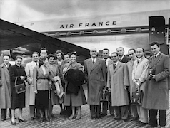 Arrivée du directeur G. Daux à l'aéroport d'Athènes en décembre 1950. Άφιξη του διευθυντή G. Daux στο αεροδρόμιο των Αθηνών τον Δεκέμβριο  του 1950. / EFA N579-055