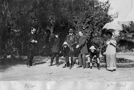 A la pétanque ! Sv. Risom et la famille Ch. Picard, [1912]. Παίζοντας πετάνκ! Ο Sv. Risom με την οικογένεια του Ch. Picard,  [1912]. / EFA N580-135