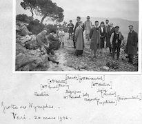 Vari, grotte des Nymphes, 20 mars 1926. R. Flacelière, Mme Roussel,  Y. Béquignon, P. Roussel, Mme Mirambel, R. Joly, F. Chapouthier,  Mme Merlier, H. Seyrig, O. Merlier, A. Mirambel.  Βάρη, το σπήλαιο των Νυμφών, 20 Μαρτίου 1926. R. Flacelière,  δις Roussel, Y. Béquignon, P. Roussel, κα Mirambel, R. Joly,  F. Chapouthier, κα Merlier, H. Seyrig, O. Merlier, A. Mirambel.  / EFA N580-260