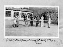 Revue mythologique, 8 mars 1930, sur le terrain de tennis.   Ασκήσεις μυθολογίας, στις 8 Μαρτίου 1930, στο γήπεδο του τένις. / EFA N580-375