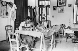 J. Jannoray et L. Lerat dans la vieille maison de fouille, lors de la  fouille à Kirrha en 1937.  Οι J. Jannoray και L. Lerat στο παλιό σπίτι των ανασκαφών, κατά την  ανασκαφή της Κίρρας το 1937. / EFA N60-006
