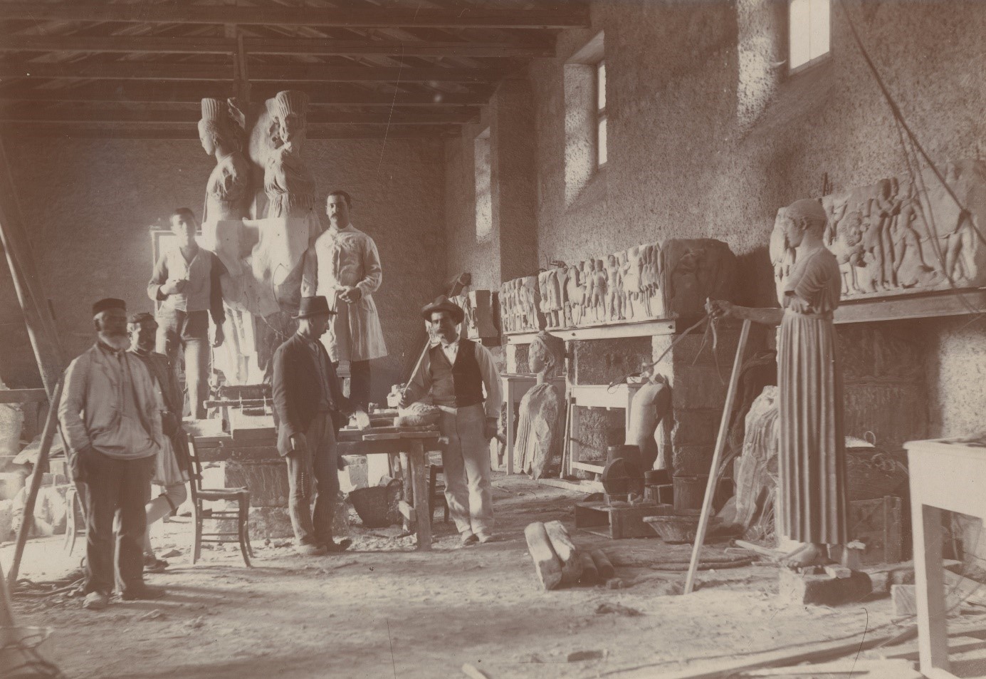 Atelier de moulages sur le chantier de Delphes, ca. 1895. Cliché anonyme. ©EFA, DELPHES 3-H2.