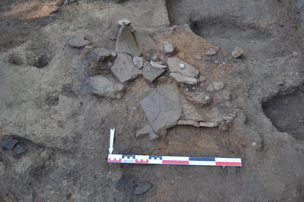 Mobilier en place sur le sol d’une maison datant du Néolithique Récent II (4800-4200 av. J.-C.).