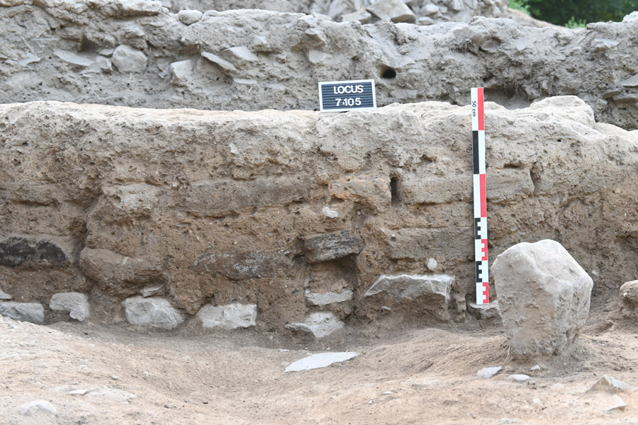 Secteur 7 : mur du Bronze Récent en brique crue et mortier sur soubassement de pierre