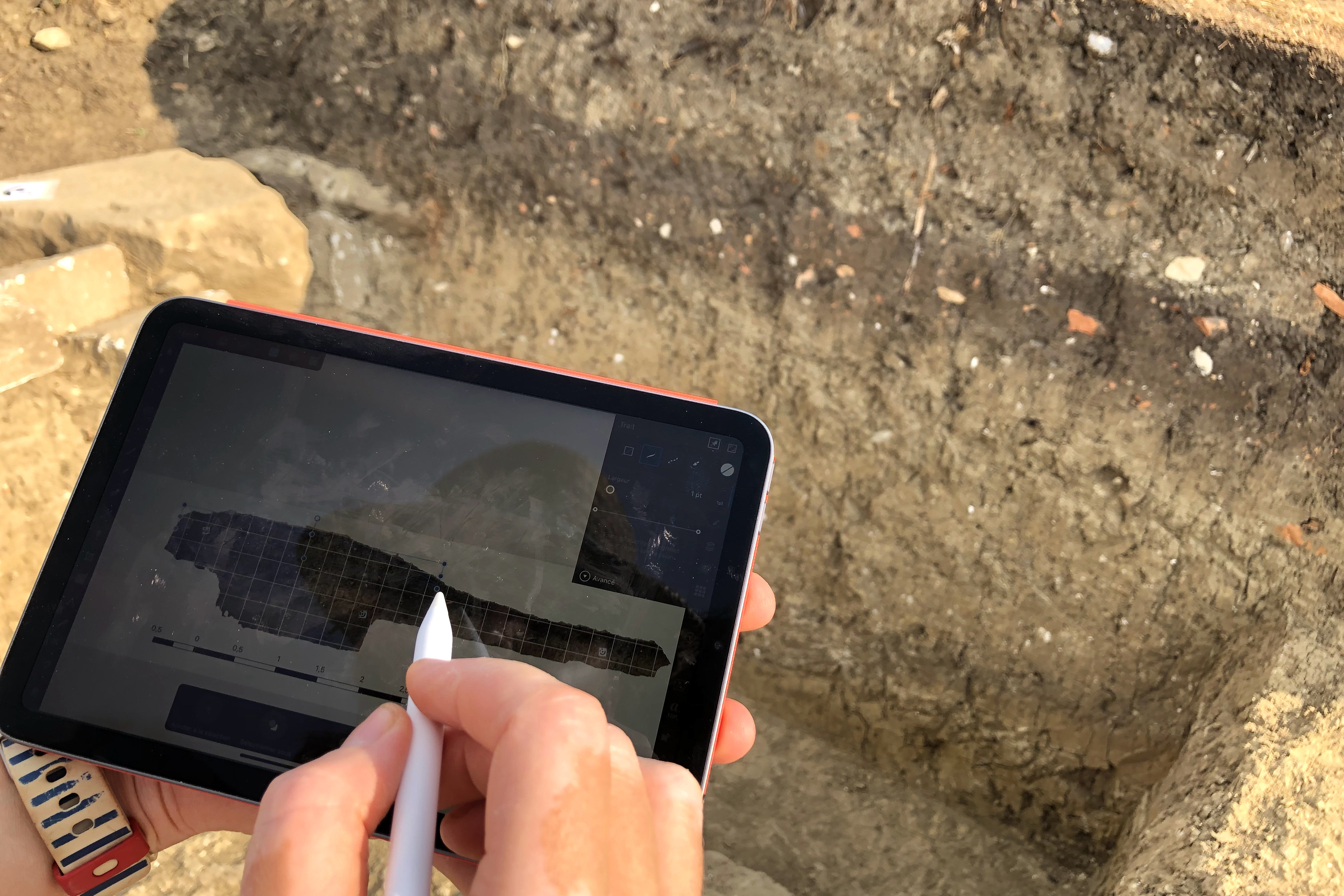Dessin d’une coupe stratigraphique sur tablette / EFA N. Genis