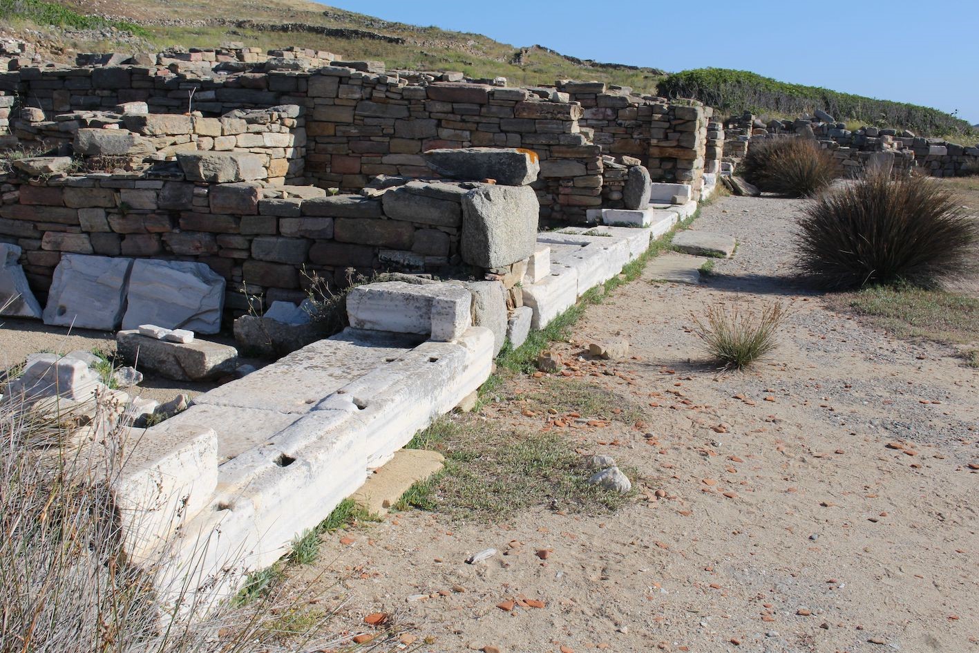 Seuils en marbre de Naxos des Magasins β et γ / T. Vettor