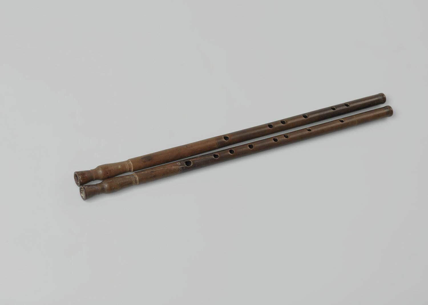 Flûte datée d'environ 332 - 395 av. J.-C.Vue plongeante © 2017 Musée du Louvre / Christian Décamps  