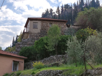 Une maison moderne implantée sur le rempart antique d'Amphissa / EFA, Equipe Fortifications de Phocide et de Locride - S. Zugmeyer.