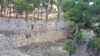 Mur de l’acropole antique vers la ville, surmonté d’un parapet d’époque ottomane adapté aux armes à feu / EFA, Equipe Fortifications de Phocide et de Locride.