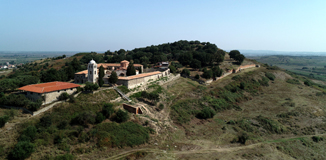 Vue aérienne du monastère Sainte-Marie, de la maison de fouille et du centre monumental / EFA J.B. Houal