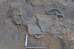 Vases en place sur le sol de la maison 1 (secteur 6), vers 4300 av. J.-C. / EFA P. Darcque