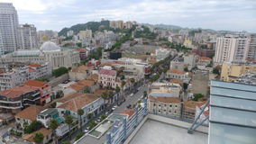 Durrës, amphithéâtre et rempart protobyzantin dans leur environnement urbain : vue du Sud-Est, en 2019 / EFA A. Muller