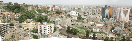 Durrës, amphithéâtre et rempart protobyzantin dans leur environnement urbain : vue du Sud-Est, en 2007 / EFA G. Naessens