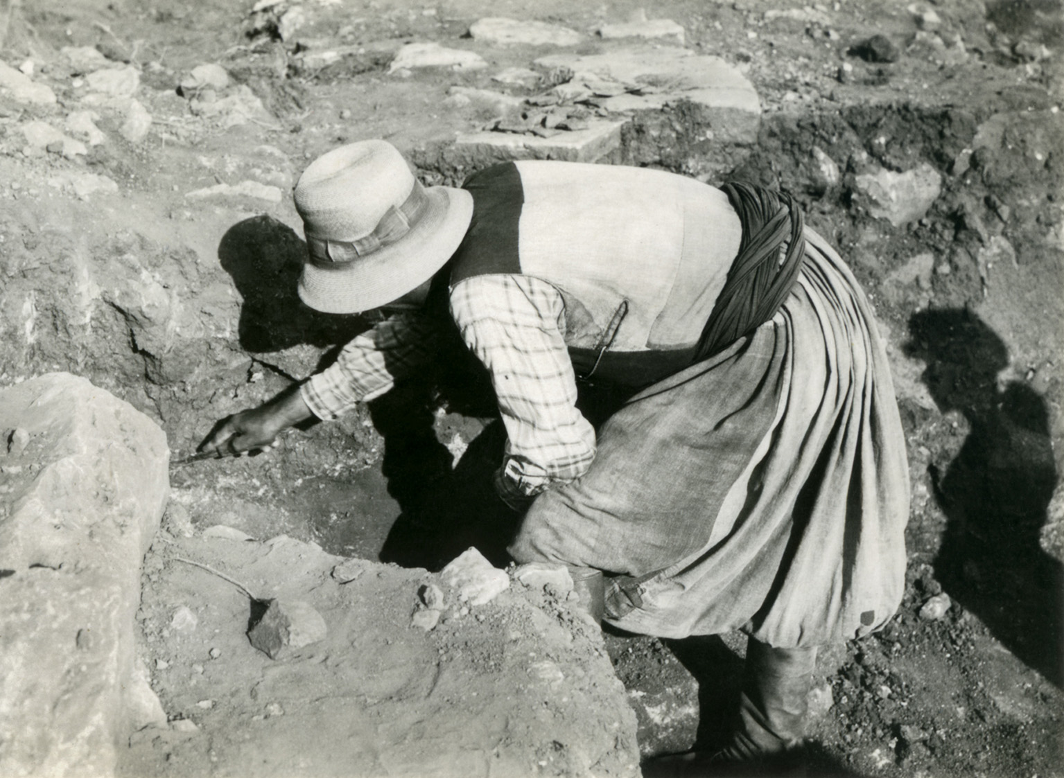 Figure 1. Vue d’un ouvrier au travail lors des fouilles du Palais de Malia (date inconnue) ©EFA