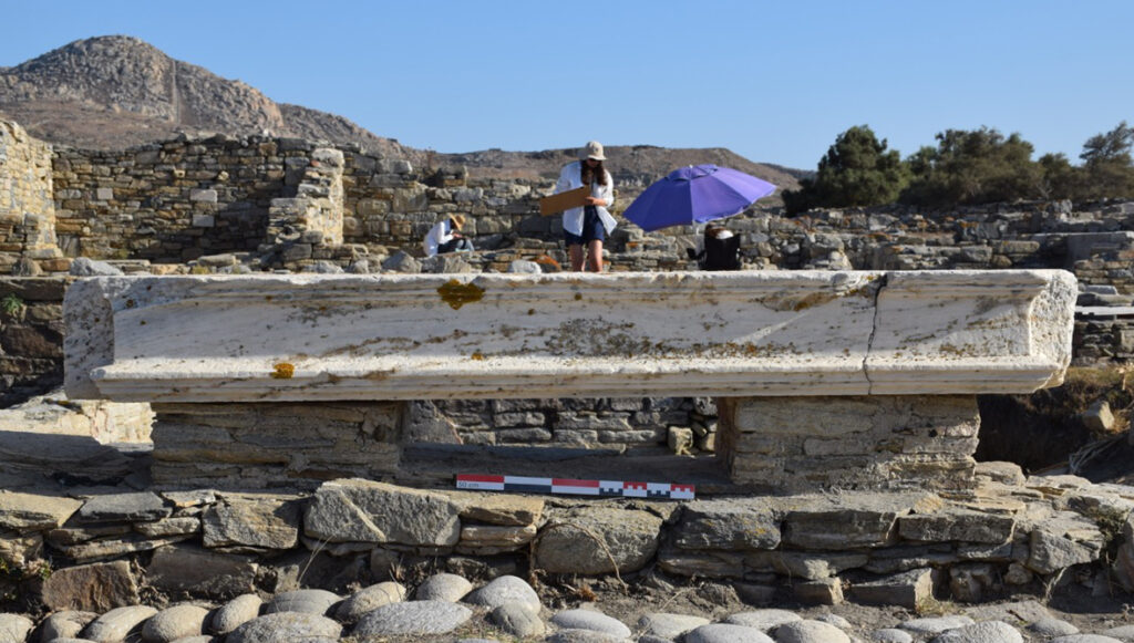 Linteau de porte découvert dans les fouilles de la Palestre du lac de Délos / EFA, G. Ackermann, août 2023