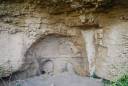 Paphos MafaP fig. 4. Chambre cultuelle souterraine avec exèdre décorée d'une coquille et trois niches